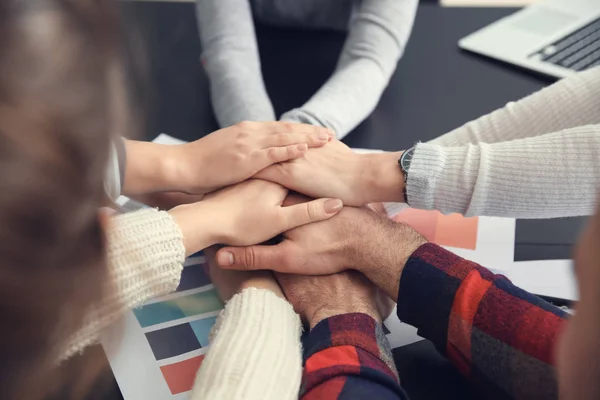 Grupo Personas Poniendo Las Manos Juntas Como Símbolo Unidad Cargo —  Fotos de Stock