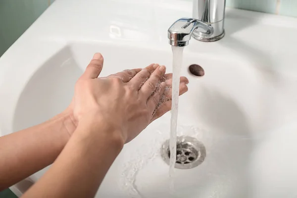 女性はシンクで手を洗う — ストック写真