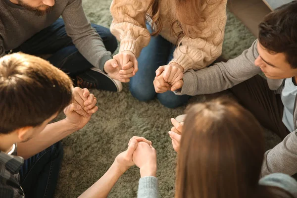 Groep Mensen Bidden Thuis — Stockfoto