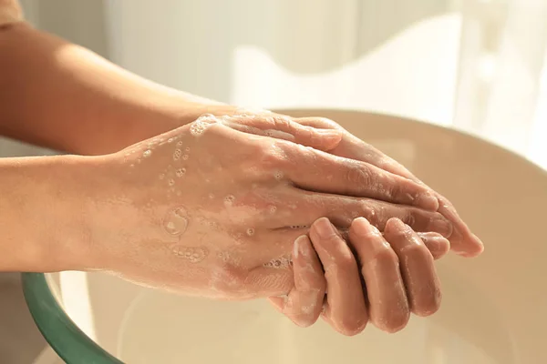 Kobieta Myje Ręce Domu — Zdjęcie stockowe