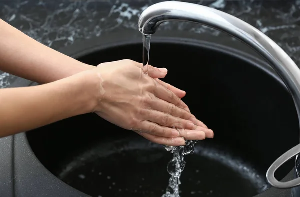 Frau Wäscht Sich Die Hände Waschbecken — Stockfoto