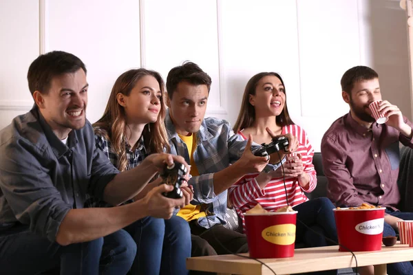 Groep Vrienden Eten Nuggets Tijdens Het Afspelen Van Video Game — Stockfoto