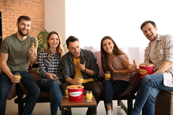 Groep Vrienden Eten Nuggets Terwijl Kijkt Thuis — Stockfoto