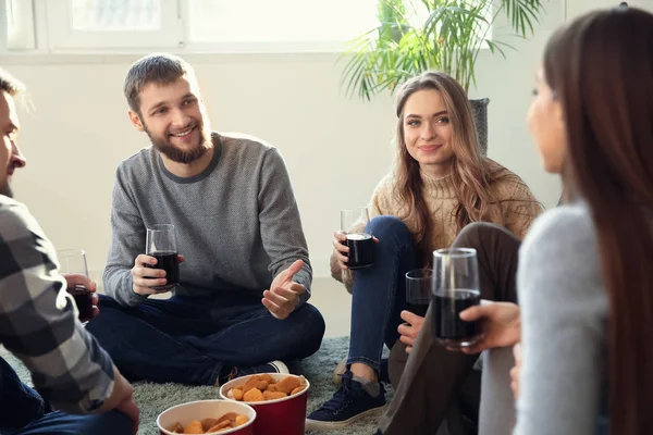Group Friends Eating Nuggets Home — Stock Photo, Image