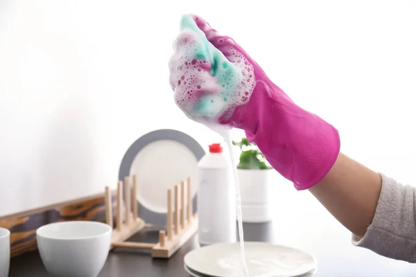 Vrouw Wassen Servies Keuken — Stockfoto