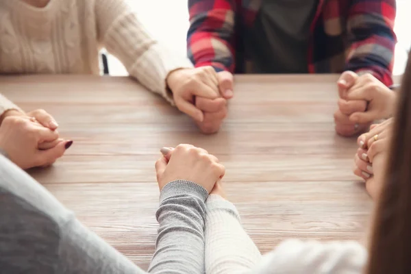 Gruppo Persone Che Pregano Insieme Tavola — Foto Stock