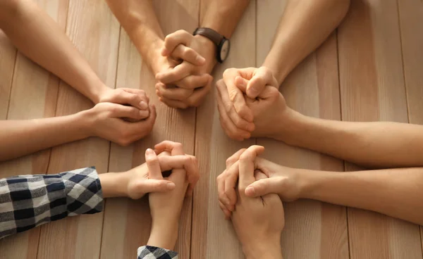 Gruppo Persone Che Prega Tavola — Foto Stock