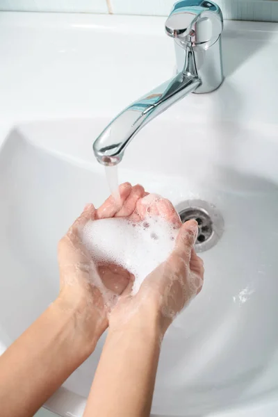 Frau Wäscht Sich Die Hände Waschbecken — Stockfoto