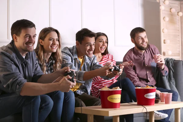 Grupo Amigos Comendo Nuggets Enquanto Jogam Videogame Casa — Fotografia de Stock