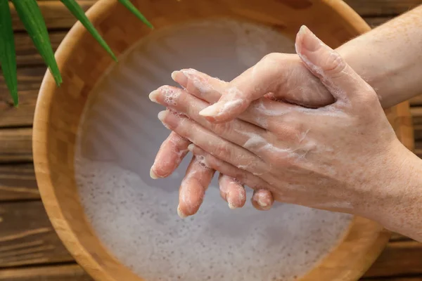 Mulher Lavar Mãos Tigela — Fotografia de Stock