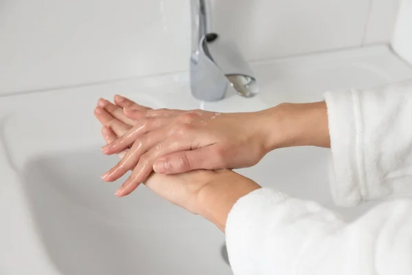 Mulher Lavar Mãos Dissipador — Fotografia de Stock