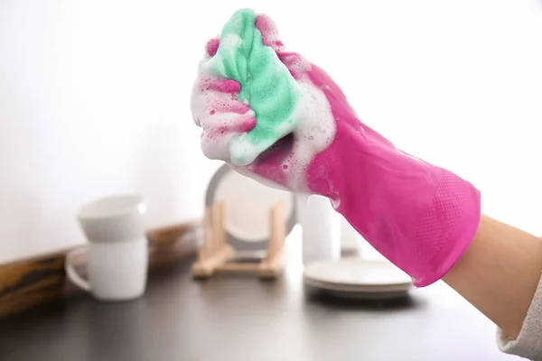 Vrouw Met Spons Voor Het Afwassen Keuken — Stockfoto