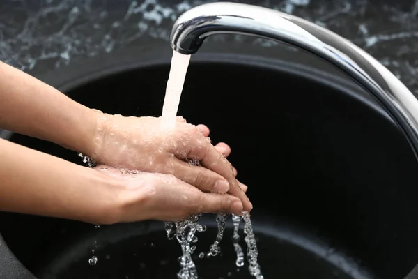 Frau Wäscht Sich Die Hände Waschbecken — Stockfoto