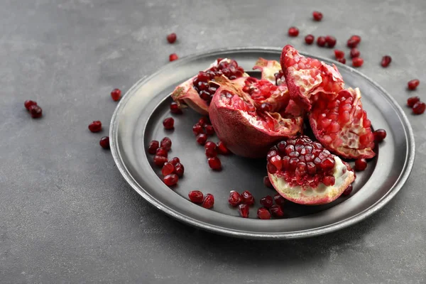 Plate Pieces Ripe Pomegranate Table — Stock Photo, Image