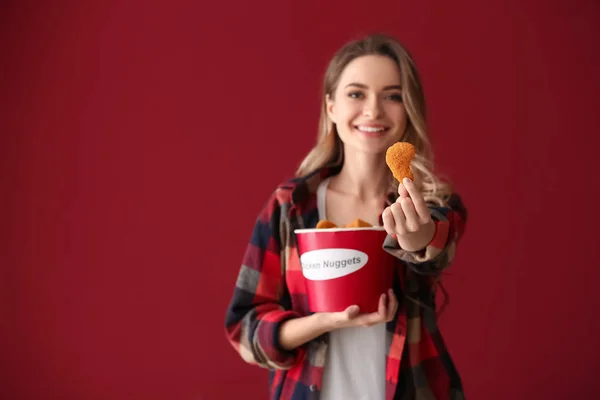 Mulher Bonita Com Balde Nuggets Saborosos Fundo Cor — Fotografia de Stock