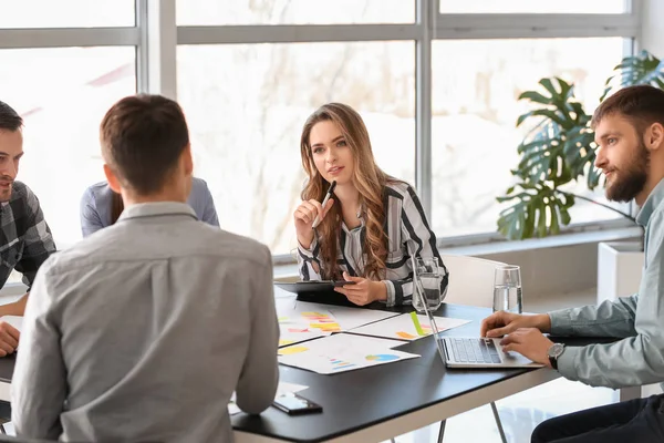 Grupp Människor Diskutera Affärsplan Office — Stockfoto