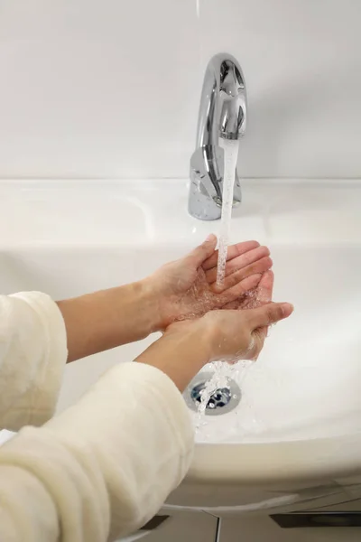 Kobieta Myje Ręce Zlewie — Zdjęcie stockowe
