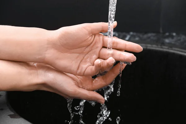 Vrouw Wassen Handen Gootsteen — Stockfoto