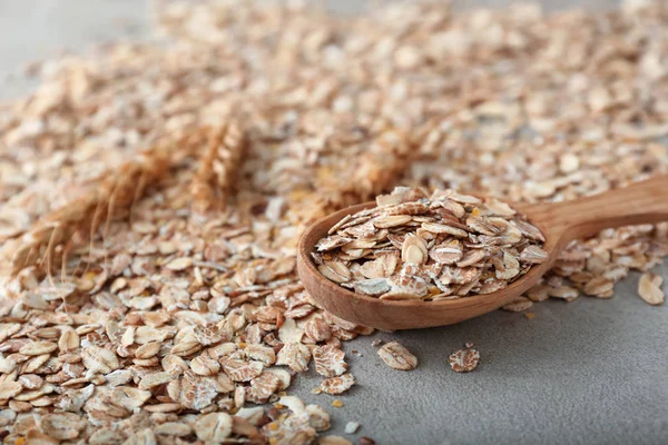 Cuchara Con Copos Avena Sobre Mesa Gris — Foto de Stock