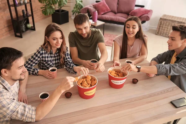 Groupe Amis Manger Des Pépites Maison — Photo