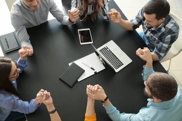 Gruppo Persone Che Pregano Prima Riunirsi Ufficio — Foto Stock