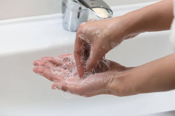 Frau Wäscht Sich Die Hände Waschbecken — Stockfoto