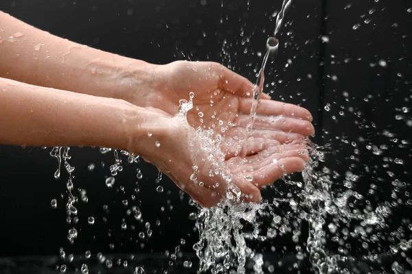 Vrouw Wassen Van Handen Donkere Achtergrond — Stockfoto