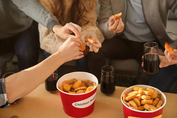 Group Friends Eating Nuggets Home — Stock Photo, Image
