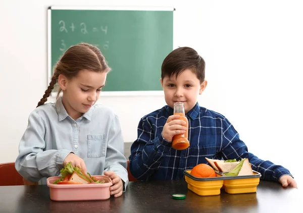 Маленькі Діти Обідали Класі — стокове фото