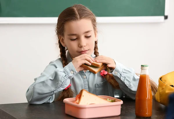Маленька Дівчинка Обідає Класі — стокове фото