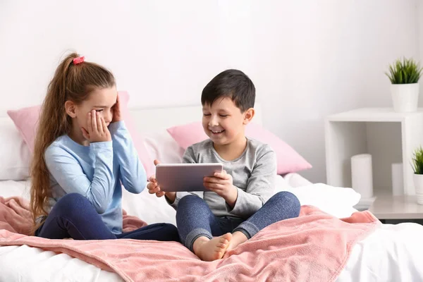 Leuke Lieve Kinderen Met Tablet Kijken Cartoons Thuis — Stockfoto