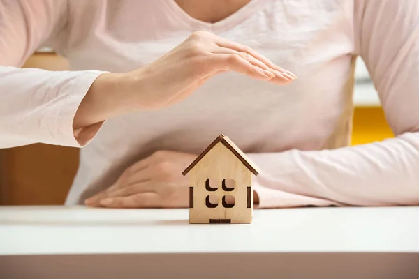 Mujer Joven Con Figura Casa Sobre Mesa Blanca Primer Plano — Foto de Stock