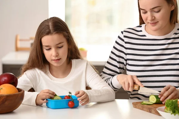 Mãe Preparando Almoço Escolar Para Sua Filha Casa — Fotografia de Stock