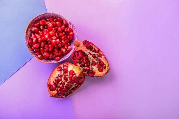 Pieces Ripe Pomegranate Bowl Seeds Color Background — Stock Photo, Image