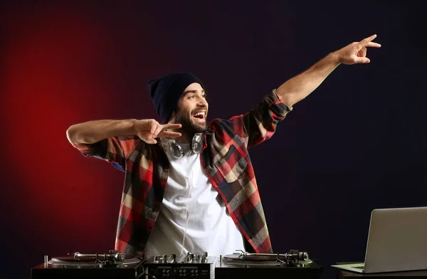 Masculino Tocando Música Clube — Fotografia de Stock