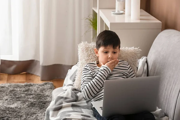 Söt Liten Pojke Med Laptop Titta Tecknad Film Hemma — Stockfoto
