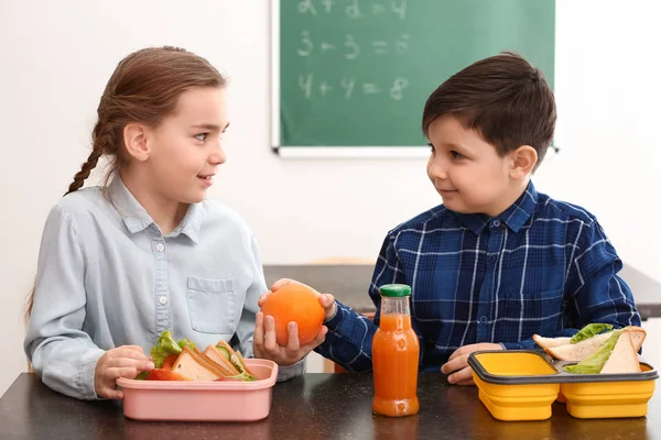 Little Children Having Lunch Classroom — Stock Photo, Image