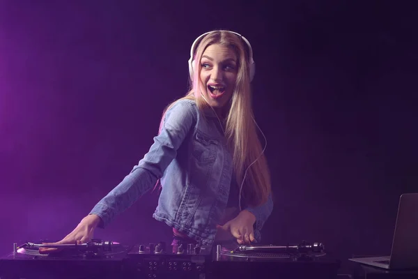 Femenino Tocando Música Club — Foto de Stock