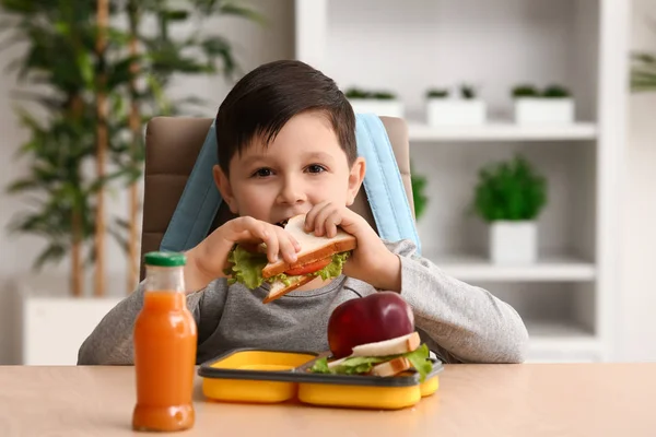 Маленький Школяр Їсть Смачний Обід Вдома — стокове фото