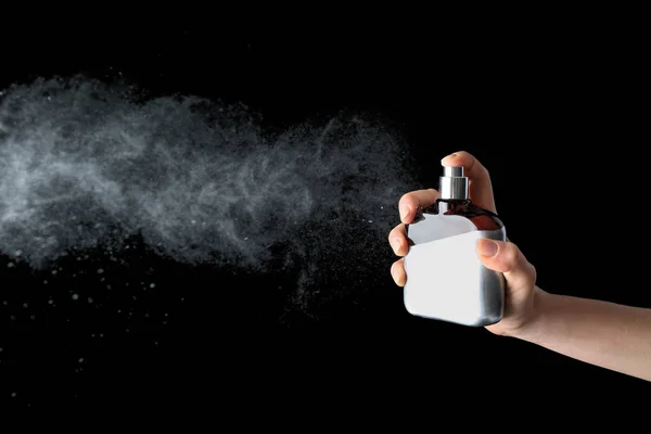 Mano Femenina Con Frasco Perfume Sobre Fondo Oscuro — Foto de Stock