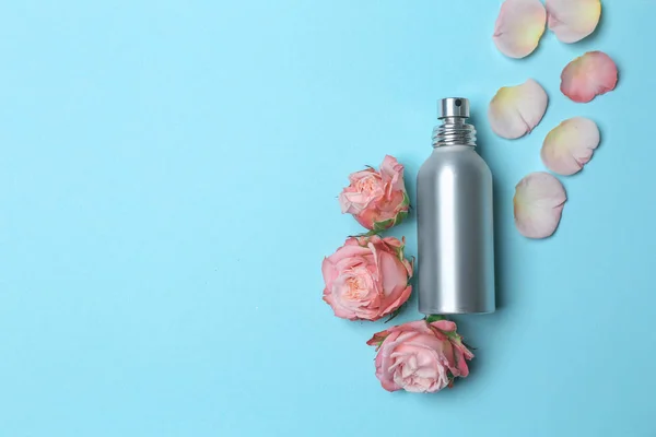 Flasche Parfüm Und Blumen Auf Farbigem Hintergrund — Stockfoto