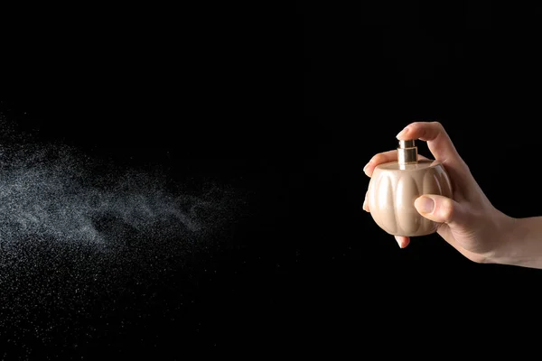 Mano Femenina Con Frasco Perfume Sobre Fondo Oscuro — Foto de Stock