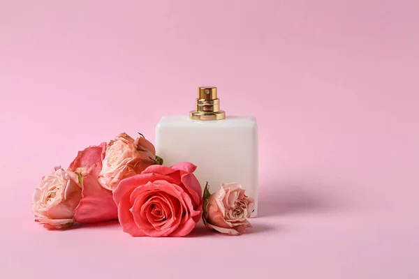 Renkli Arka Planda Bir Şişe Parfüm Çiçekler — Stok fotoğraf