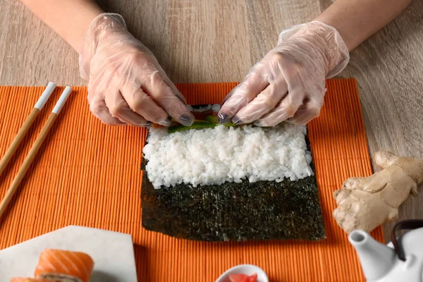 Frau Macht Schmackhafte Sushi Rollen Tisch — Stockfoto