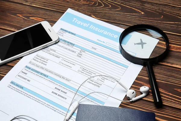 Форма Страхования Путешествий Увеличителем Мобильным Телефоном Паспортом Столе — стоковое фото