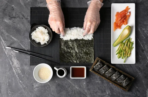 Mujer Haciendo Sabrosos Rollos Sushi Mesa —  Fotos de Stock