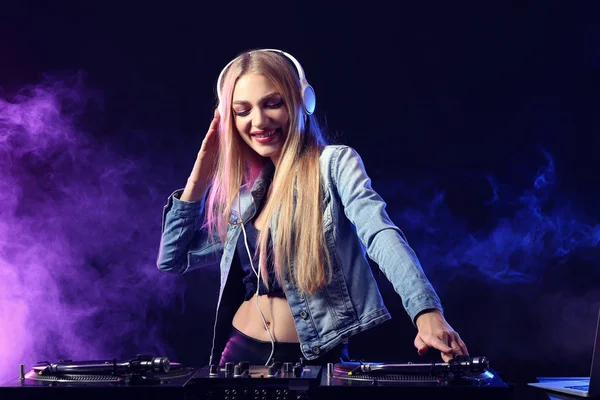 Female Playing Music Club — Stock Photo, Image