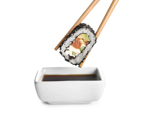 Sumpit Dengan Sushi Gulung Lezat Dan Semangkuk Kecap Pada Latar — Stok Foto