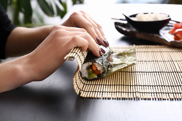 Frau Macht Schmackhafte Sushi Rollen Tisch — Stockfoto