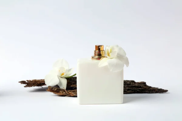 Fles Parfum Bloemen Bomen Schors Witte Achtergrond — Stockfoto